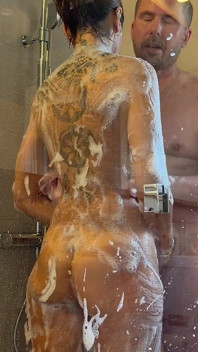Heiße MILF Lädt Einen Mann in Ihre Dusche Ein Und Gibt Einen Guten Blowjob Und Zungenanal, Bevor Sie Gefickt Wird!
