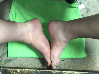 Thick Dick Industries: 自分の足で射精