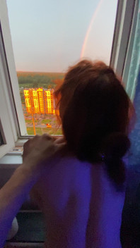 L’arc-en-ciel brille dans le ciel, et je profite du sexe avec une femme rousse