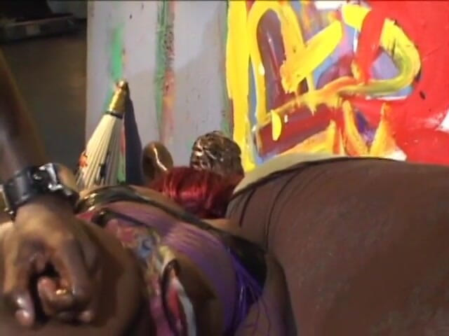 Anal seduction: Muñeca negra de culo en medias de red tiene su...