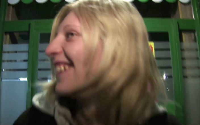 Backdoor Films: Blonde meid wordt in haar beide gaten geneukt