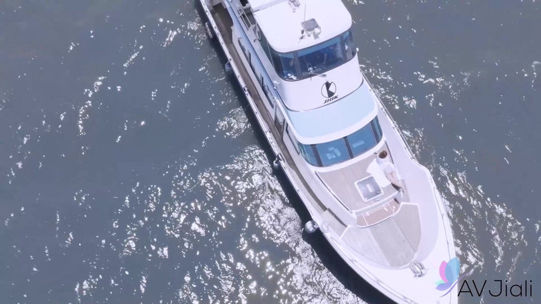 AV Jiali: Stacy i przyjaciele spędzają dzień na łodzi bawiąc się i ruchając...
