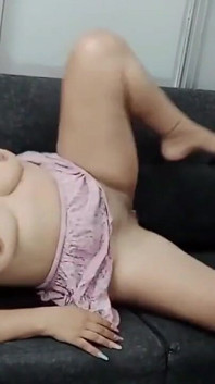 Candy rouse si lesbian hot suka jilat memek sahabatnya sendiri