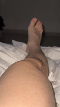 Junge zeigt seinen körper nach dem fitnessstudio