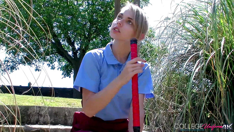 College Uniform: Baston de hochei se masturbează cu Chloe Jucărie