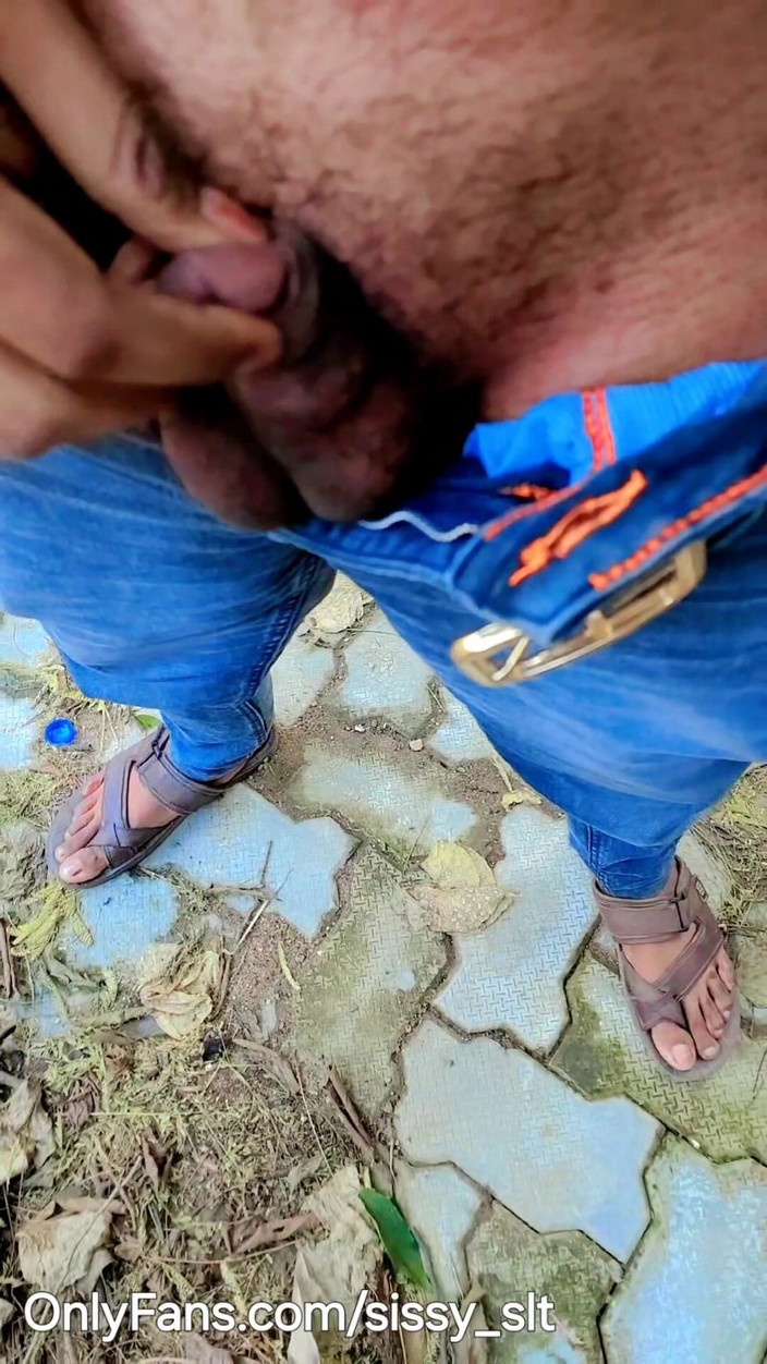 Sissy Bisexual: Berjalan bogel dan kencing di luar rumah