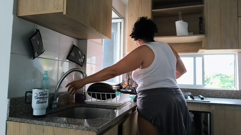Milfcaliente69: Angajez o angajată matură sexy și urmăresc cum se termină cu...