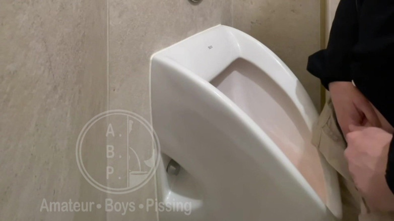 AmateurBoysPissing: Złapałem faceta sikającego w następnym pisuaru