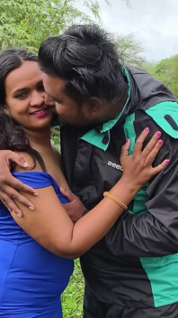 Indiancă desi Marathi Kavita Bhabhi (Vahini) Futai în aer liber în junglă în stil pe la spate cu rochie sexy albastră și muie murdară