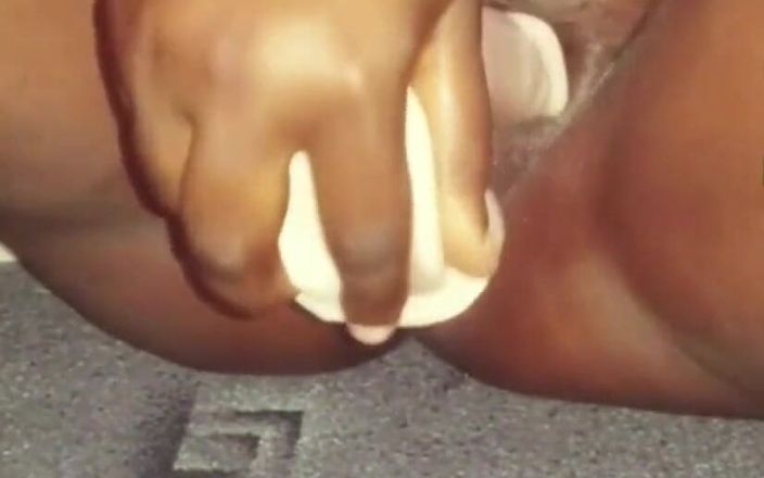 Juicy fat pussy: एबोनी एकल हस्तमैथुन वायरल हो जाता है
