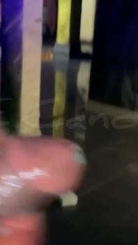 我以为我们只是发冷，然后他起身紧紧地抓着我，离开我，床单湿透了，喷得很厉。第一人称视角