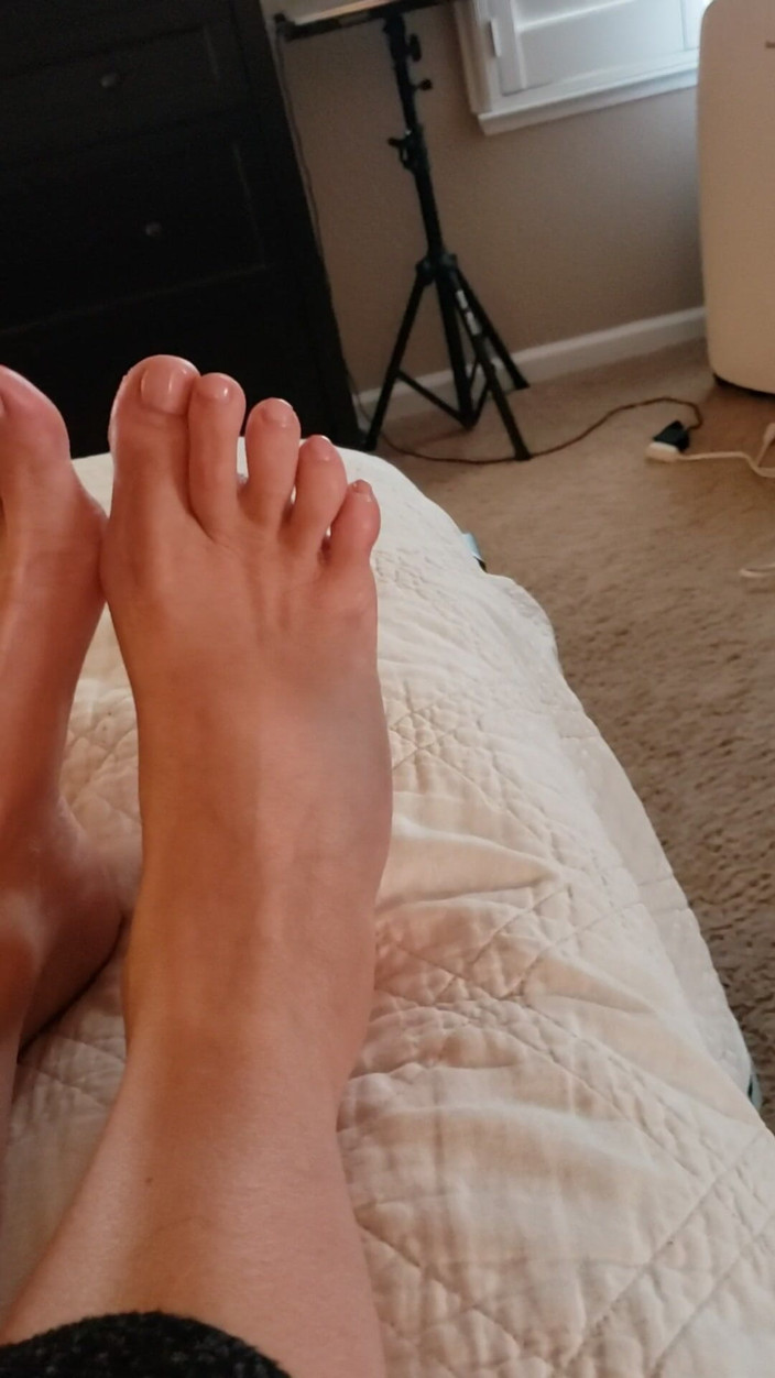 JessRyan: Oh No! MILF Camgirl Jess Ryan Foot Problems