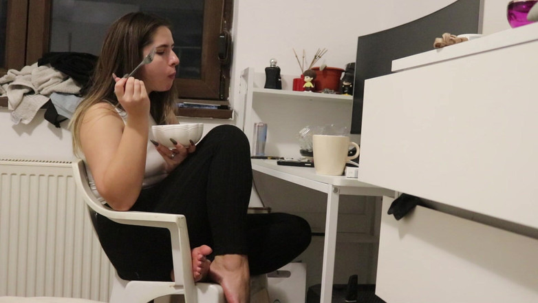 NipsAndStrips: saat makan di mejaku