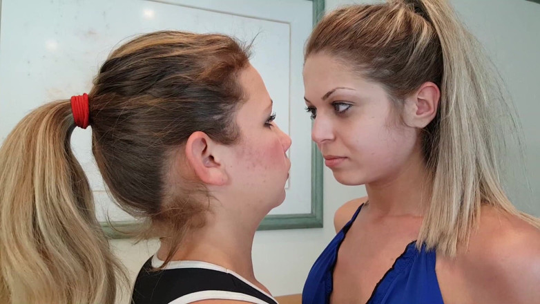 FetishKing: Pies pelean la humillación extrema de las chicas - aprende con...