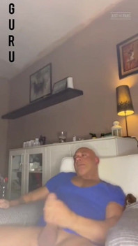 Masturbare făcută acasă. Culturista se masturbează solo Videi