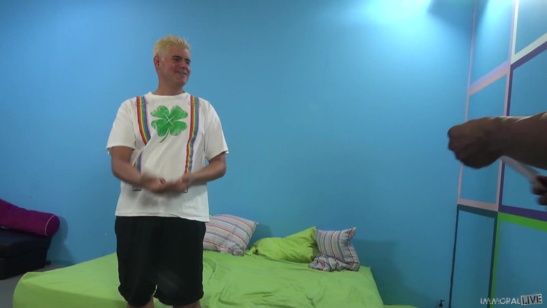 Immoral Live: Britney Amber ve arkadaşları ateşli ırklararası sahnede