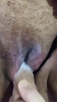Gioco con la figa usata e piena di sperma.