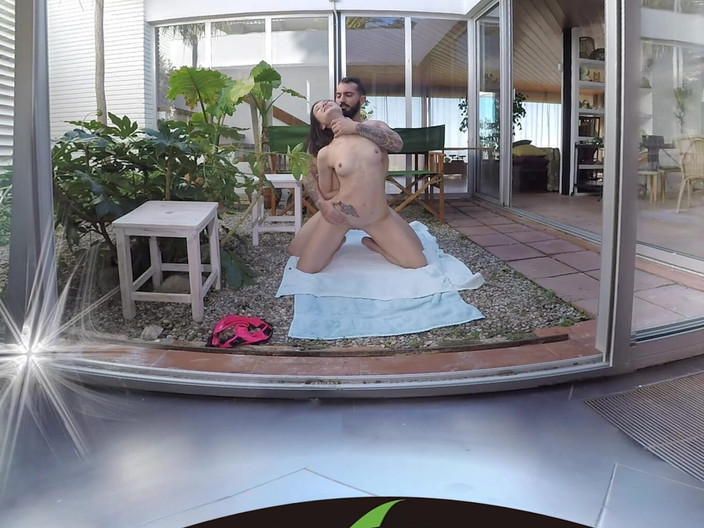 Thagson VR 360: Stoute vriendinnen passen roze lingerie