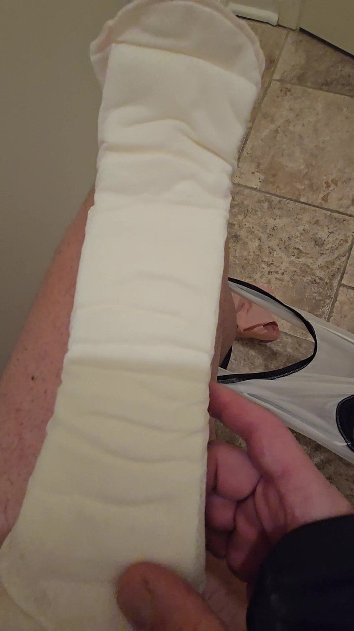 Takepad: Donna in polvere con posizionamento del cuscinetto kotex in mutandine...