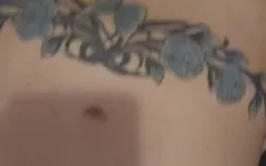 Trabajando mis piernas mientras exponiendo mi coño