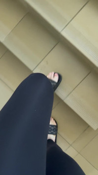 Chân trong flip-flops và đi bộ trong Flip-flops