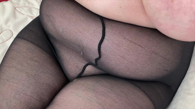 Mr MF: Señora pies maduros jugando con su amiga en pantimedias