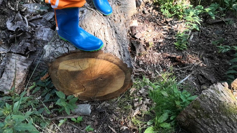 Bouncy Tits Action: Seduto con gli stivali di gomma su woodpile
