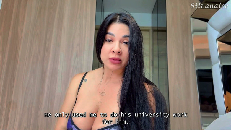 Silvana Lee: Mijn stiefmoeder betrapt me terwijl ik masturbeer terwijl ik naar...