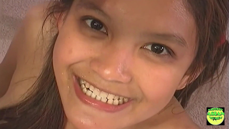Naughty Asian Women: Lieve cheerleader hottie wordt vernield door een oudere man op...