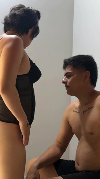 Minha meia-irmã latina sexy me chama para o quarto dela para me mostrar sua lingerie, eu fico com tesão e acabo transando com ela