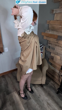 Abito di classe rossa anni '50 segretaria o insegnante che si veste da cintura e calze - tacchi, vestito, camicetta e senza mutandine