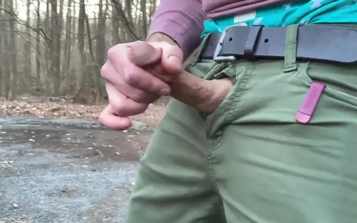TJenner: Outdoor Quick Jerk and Cum Shot