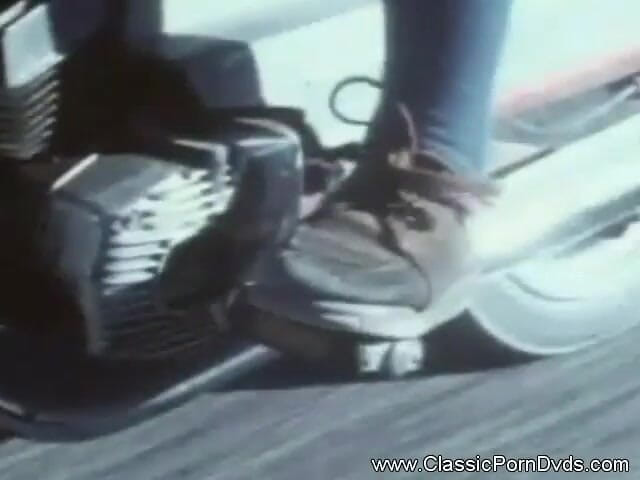 Classic Porn DVDs: Брюнетка отсасывает член в любительском видео
