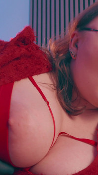 Eldivenli elle muamele el ağzına - baskın orta yaşlı seksi kadın tıbbi eldivenler kenar ve aşağılama sıska adam bakış açısı