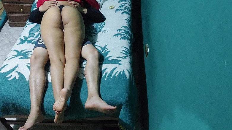 Josyandhot: Hintçe sesli hint pornosu Hintli yenge ile yatağı paylaşıyor