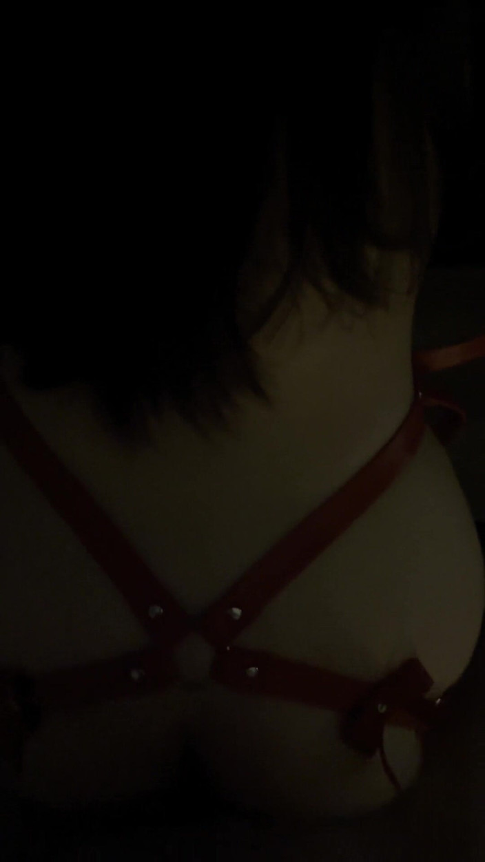 AsianHoneyAss: 对着酒店窗户的激情狗式性爱，皮衣角色扮演