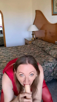 Caliente milf provoca en medias rojas y zapatos de tacones altos