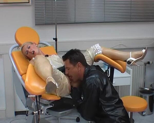 Rubber & Clinic Studio - 1ATOYS: Kinky caoutchouc baise sur le gynchair