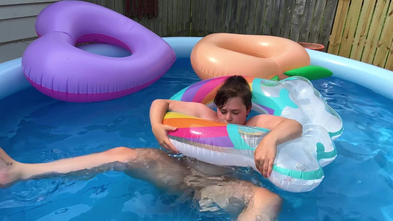 DollBabyLynn: 너무 많은 수영장 튜브! 야외 Looner Fun