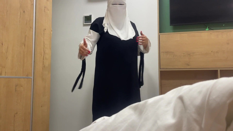 Lux Eva: Arap hizmetçi otel odasında müşteriyi baştan çıkarıyor