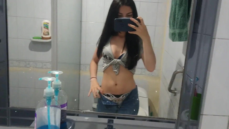 Jopy sex: 의붓아빠를 따먹는 동안 녹음하는 섹시한 Jopy Laura의 독점 늙은 비디오
