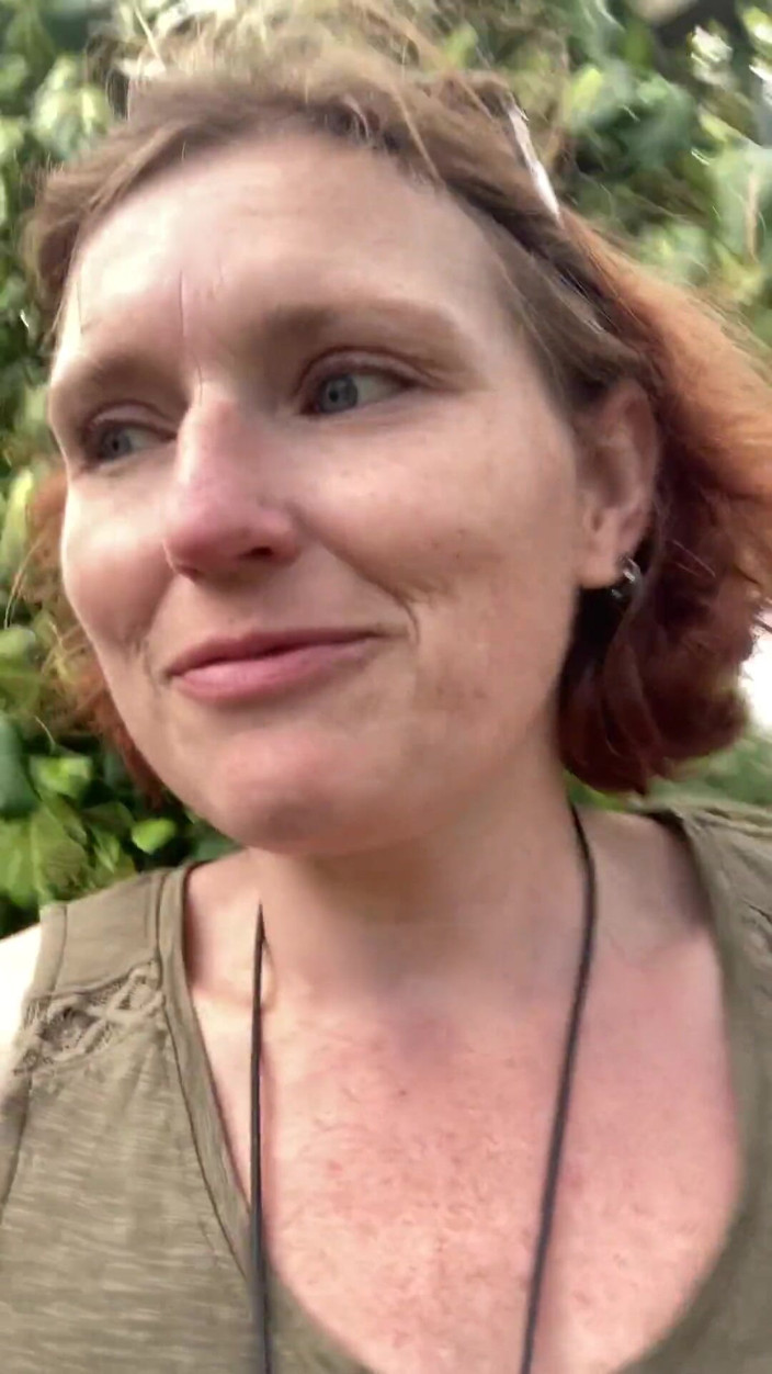 MistressWriggler: Mirosindu-mi pizda împuțită cu degetele într-o grădină retrasă, nu realizând că un...