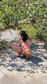 Más de 50 belleza madura se masturba al aire libre