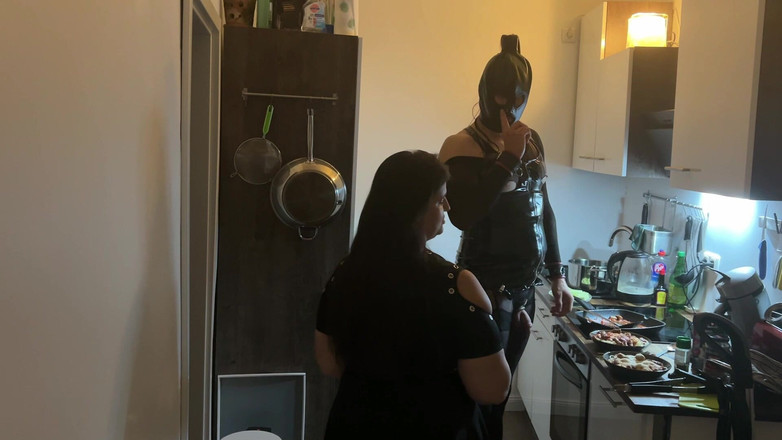 DOMINATRIX6: Perverzní kuchyňské setkání: Fetiš Kotě dominuje své kamarádce