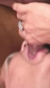 Un tip fute o transsexuală blondă sexy cu țâțe mari în curul strâmt