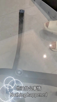 Il proprietario del negozio di mobili è venuto a servirmi, ma il servizio era strano