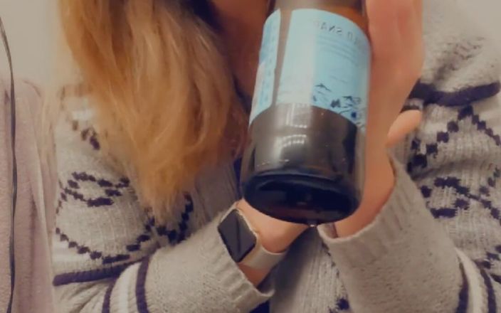 Dirty Anna: Suja transsexual tentando mijar de garrafa