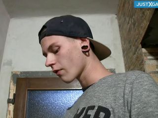 Just x gays: Homo tienersjongen, hete pik, lief lichaam met een grote pik...