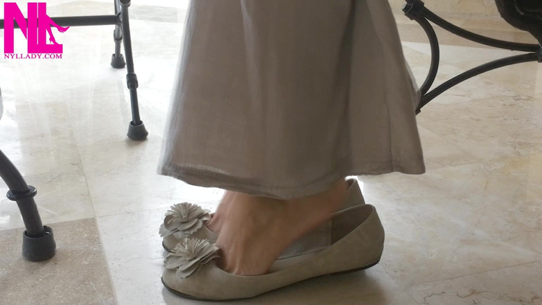 Nyllady: Cewek ini lagi asik mainin sepatu balet di barefoot