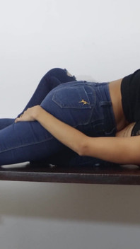¡Dos impresionantes morenas besándose en jeans ajustados!
